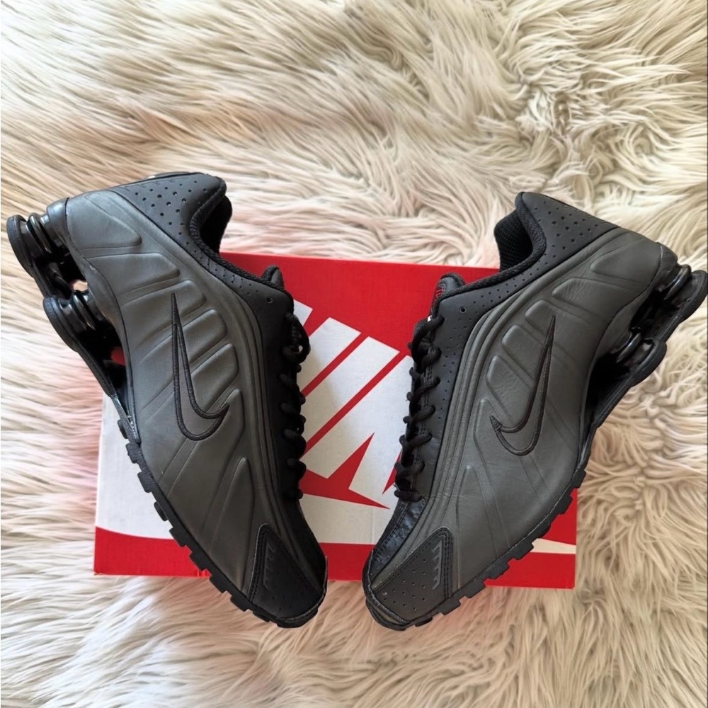 Nike Shox R4 🔥 Black Lifestyle Sneakers AR3565 004 Women’s Size 7.5 8 NEW - Picture 7 of 10